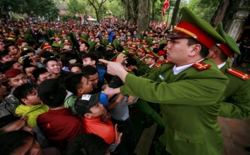 Nhét tiền tay tượng, tranh lộc, cướp ấn... sao có bình an?